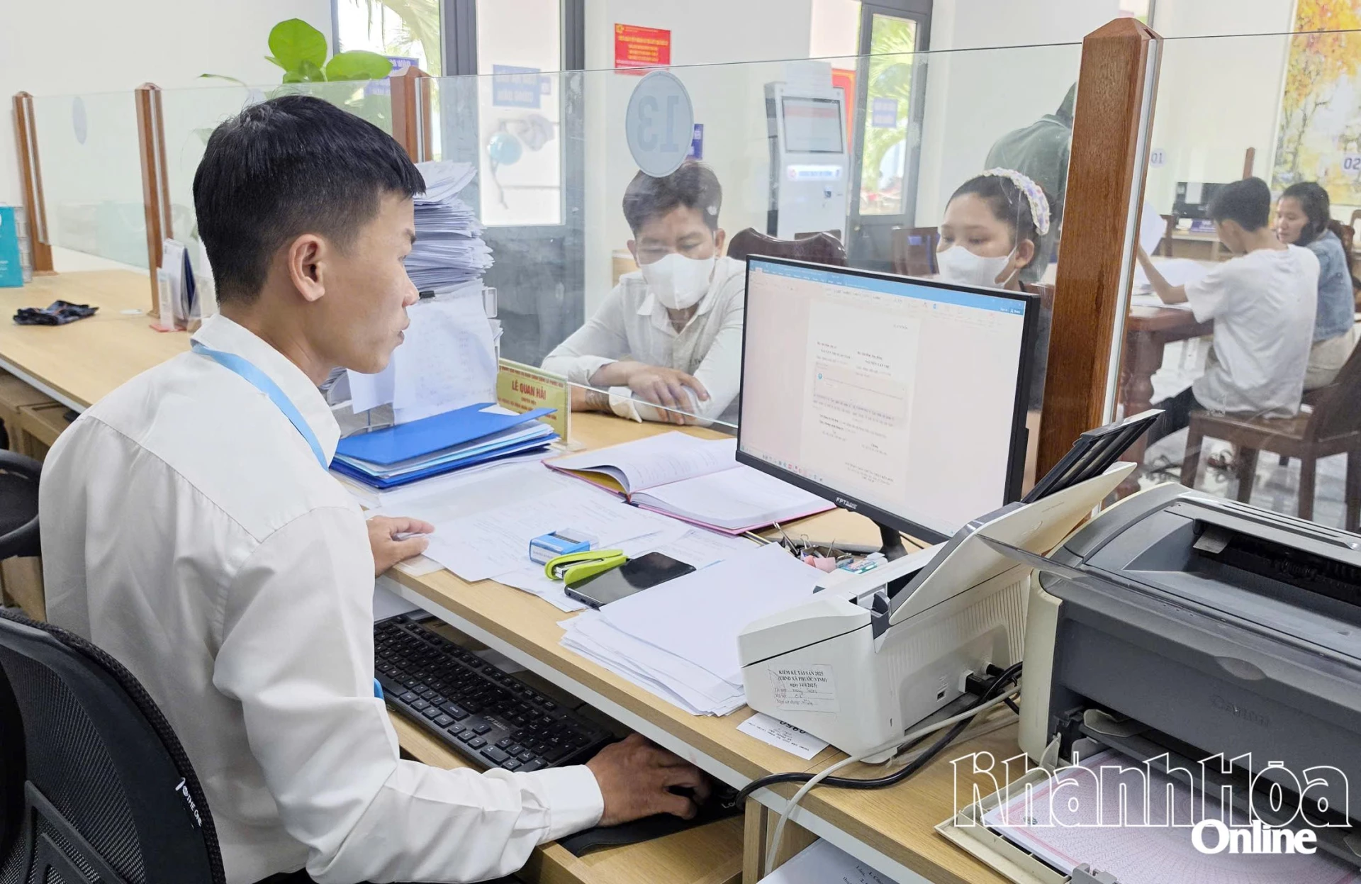 Người dân thực hiện thủ tục hành chính tại Trung tâm Phục vụ hành chính công xã Phước Hậu.