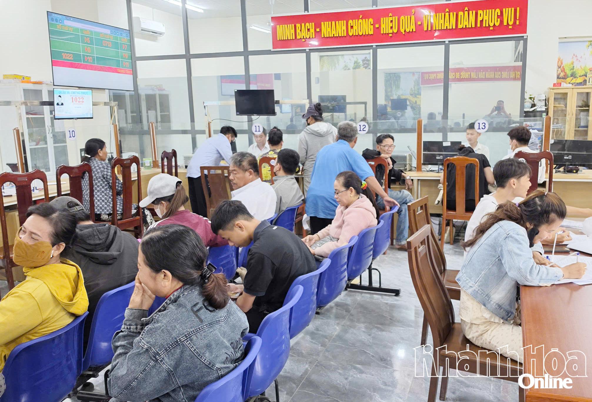 Trung tâm Phục vụ hành chính công xã Phước Hậu được đầu tư khang trang, phục vụ tốt nhu cầu của người dân, doanh nghiệp.