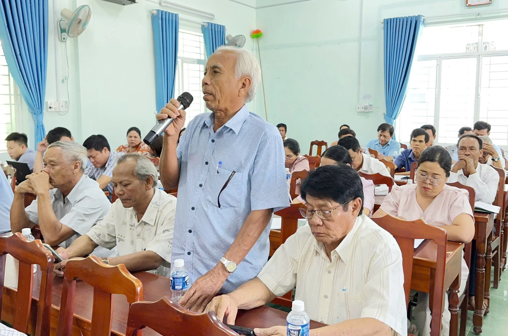 Cử tri xã Phước Hữu phát biểu ý kiến.