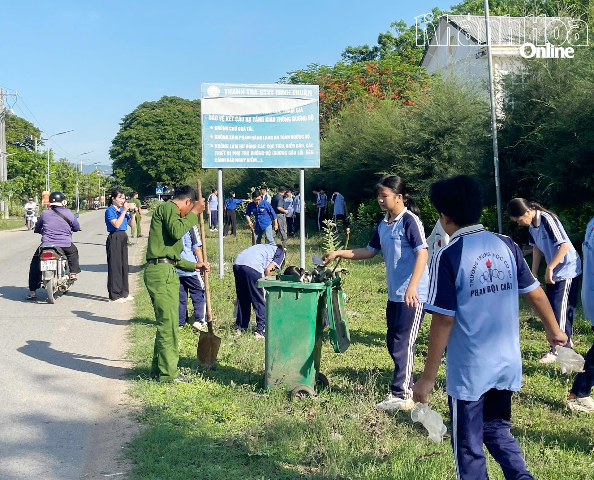 Các lực lượng xã Phước Hậu ra quân tổng vệ sinh môi trường.