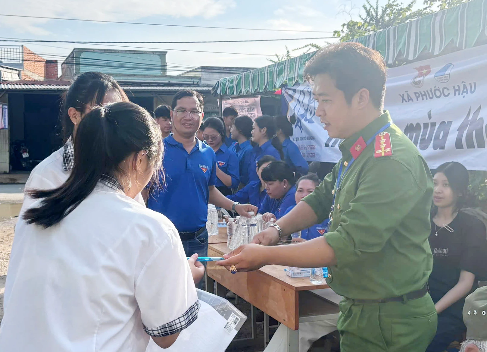 Tặng bút cho thí sinh.