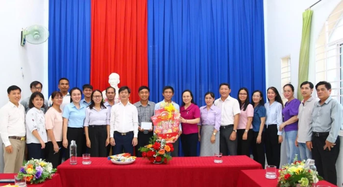 Phường Phan Rang thăm, tặng hoa chúc mừng Ngày Báo chí Cách mạng Việt Nam