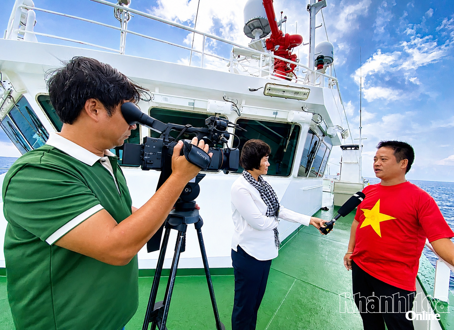 Nhà báo Hoài Nguyệt và Nguyễn Nam (Báo và Phát thanh, Truyền hình Khánh Hòa) tác nghiệp trên tàu KN491 
trong chuyến công tác tại đặc khu Trường Sa. Ảnh: VĂN GIANG