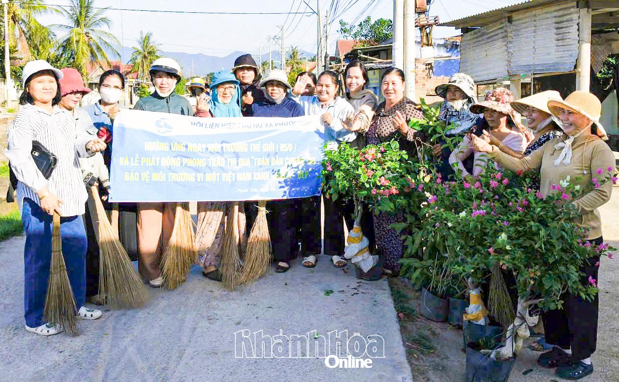 Phụ nữ xã Phước Hữu ra quân dọn vệ sinh môi trường và trồng hoa làm đẹp cảnh quan. Ảnh: CHÂU TƯỜNG
