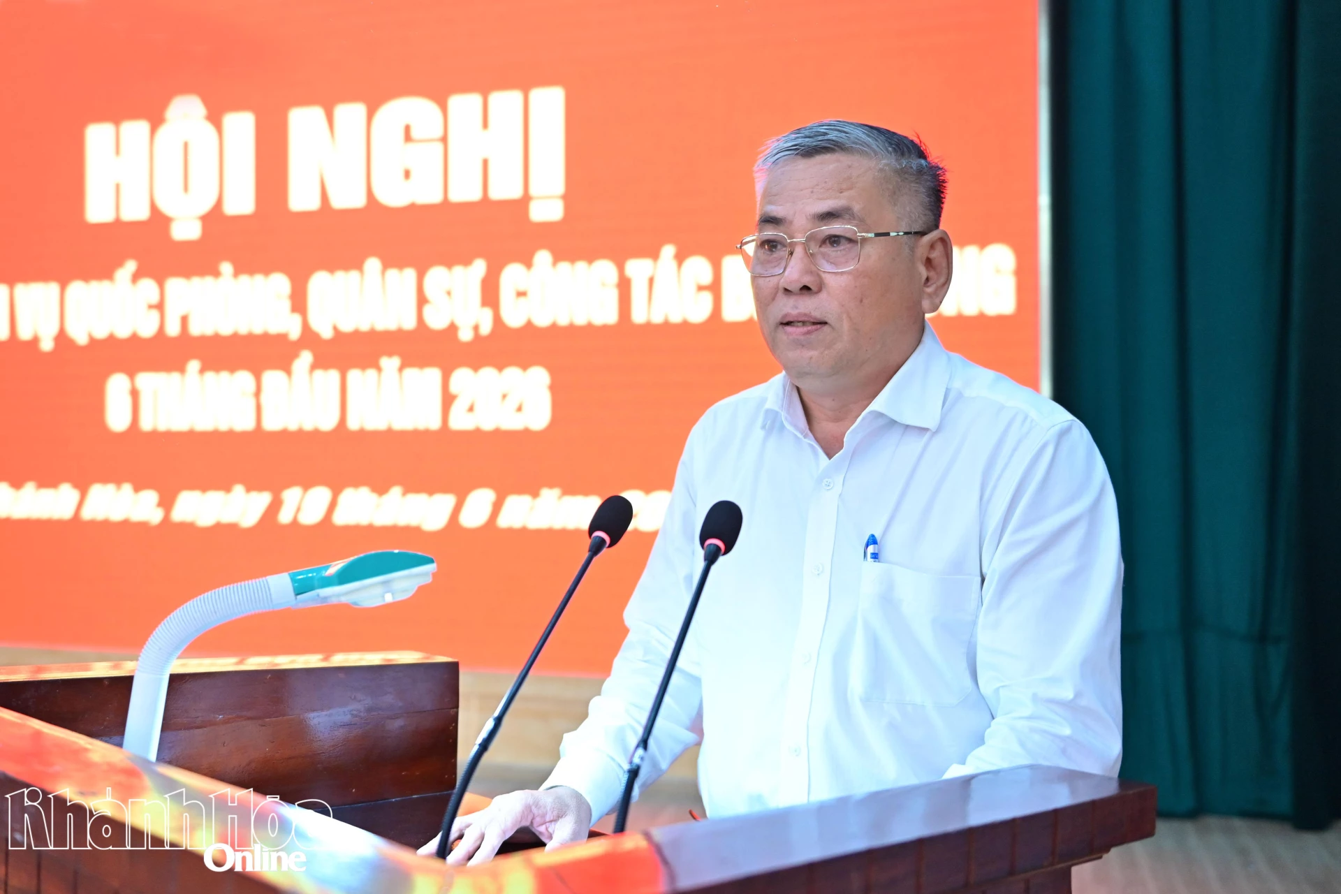 Lãnh đạo phường Nha Trang phát biểu tại hội nghị.