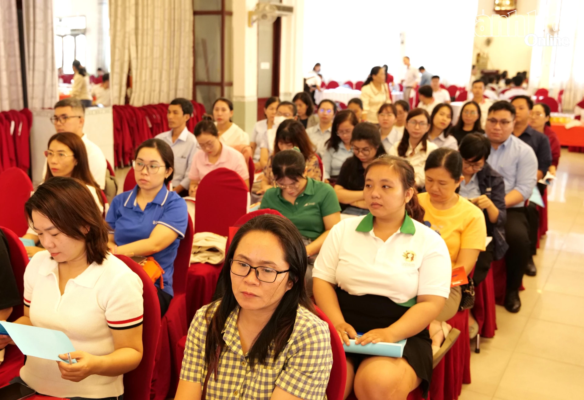 Đông đảo đại biểu tham dự hội nghị.