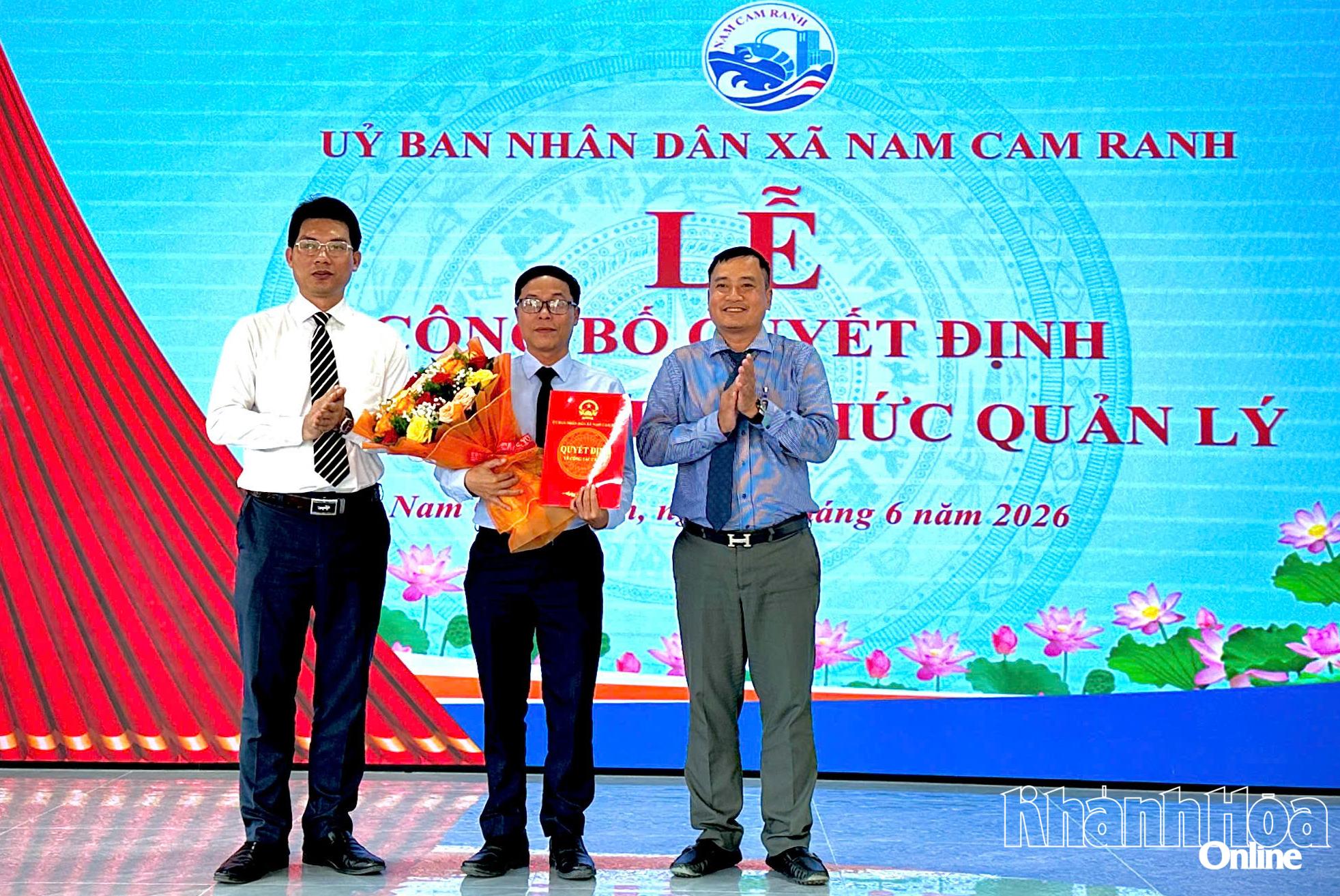 Trao quyết định bổ nhiệm Giám đốc Trung tâm Dịch vụ công xã Nam Cam Ranh.