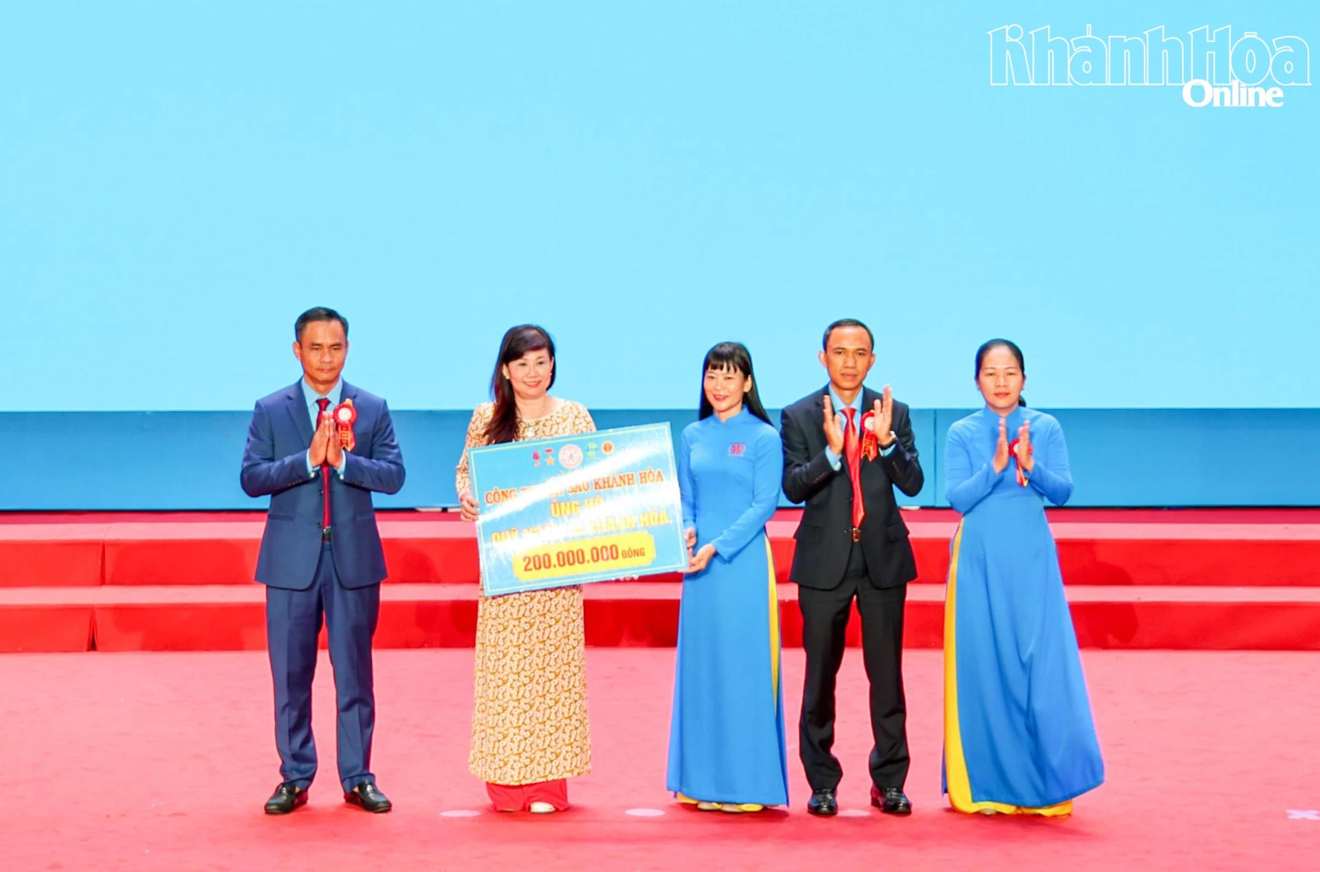 Công ty Yến sào Khánh Hòa trao tặng 200 triệu đồng cho “Quỹ nhân ái Khánh Hòa”.