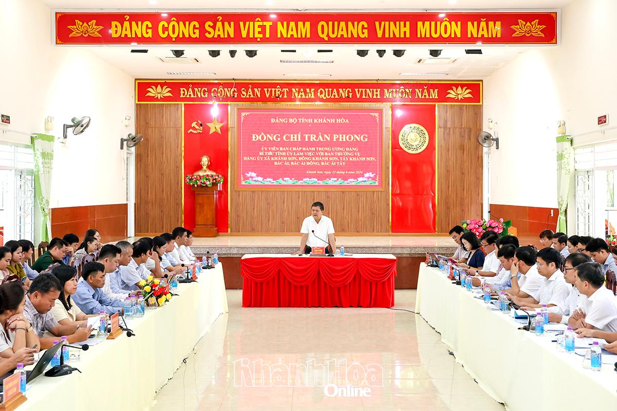 Quang cảnh buổi làm việc.