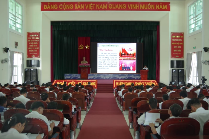 Lữ đoàn 954 Hải quân phối hợp phổ biến, giáo dục pháp luật cho cán bộ, chiến sĩ