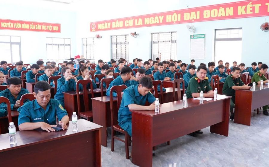 Lực lượng dân quân xã tham gia lớp huấn luyện.