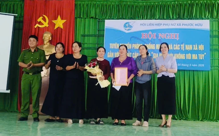 Trao quyết định thành lập cho Câu lạc bộ “Gia đình nói không với ma túy”.