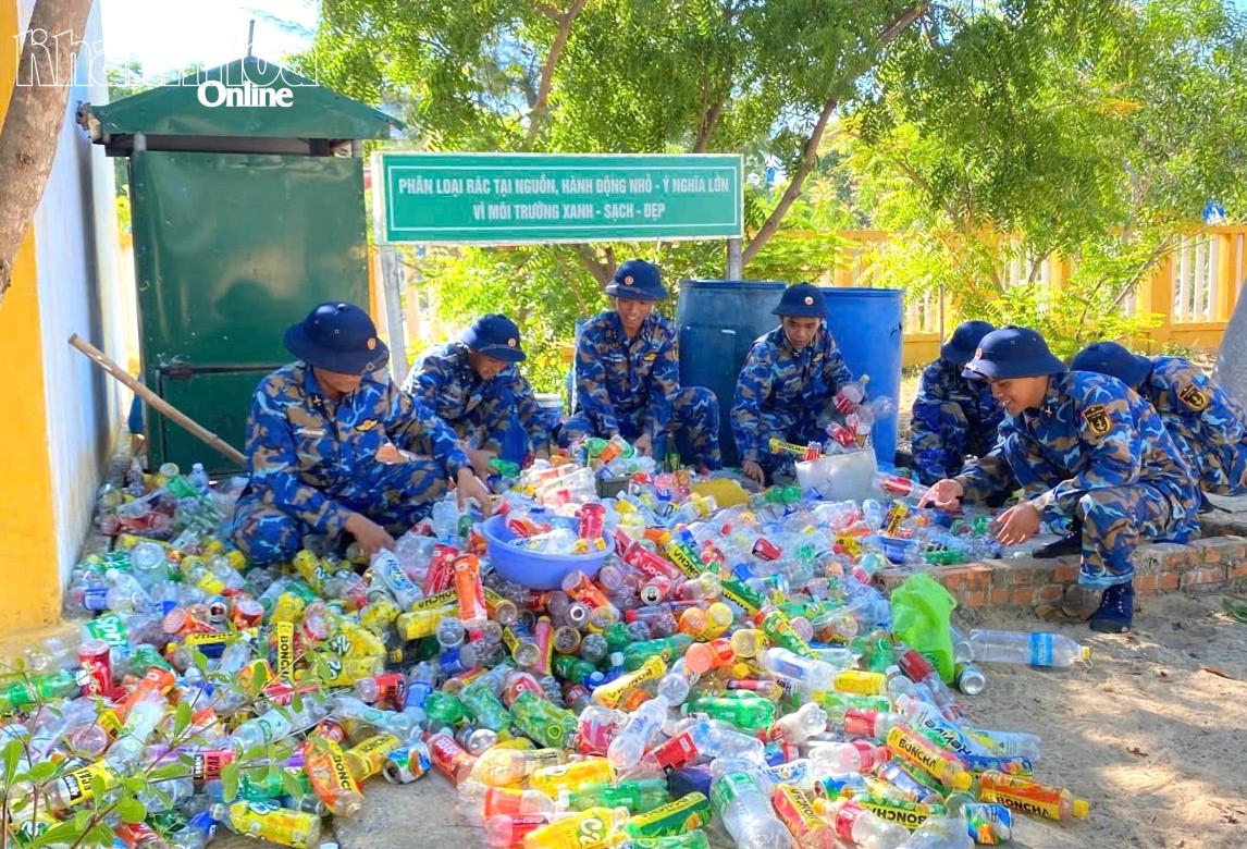 Rác thải nhựa được các chiến sĩ thu gom.