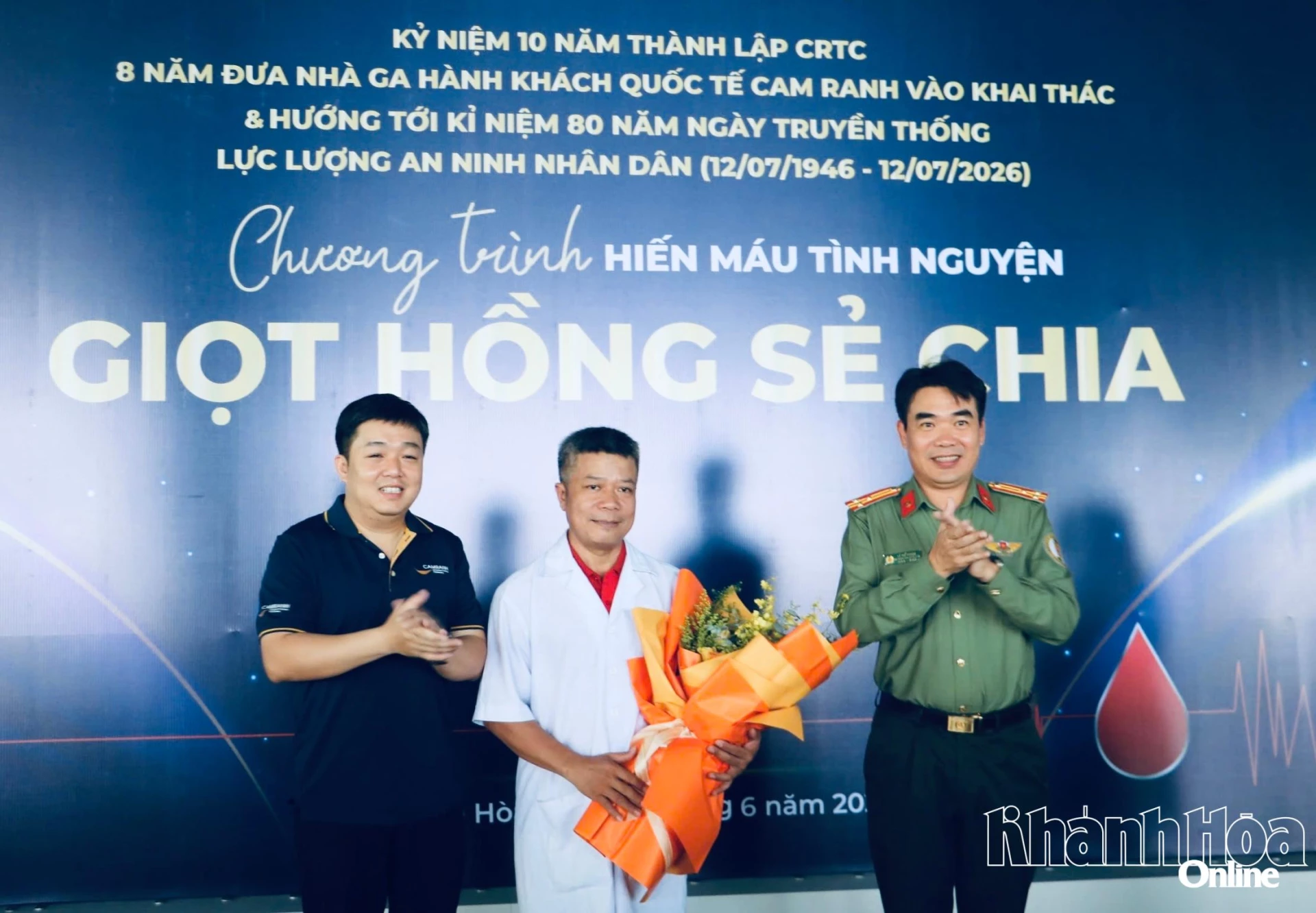 Lãnh đạo 2 đơn vị trao tặng hoa cảm ơn đến Trung tâm Huyết học - Truyền máu Khánh Hòa, đơn vị đồng hành cùng chương trình