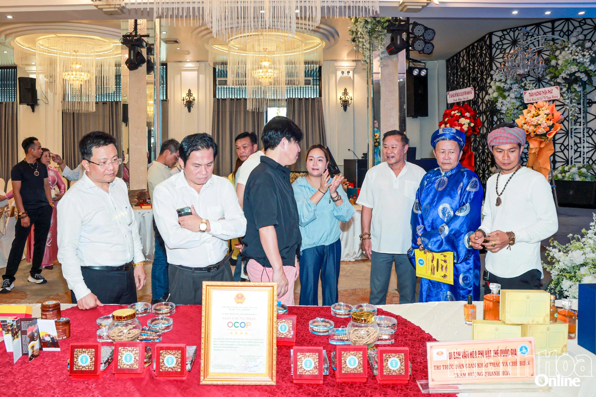 Sản phẩm trầm hương mỹ nghệ được giới thiệu tại một sự kiện diễn ra ở phường Nha Trang.