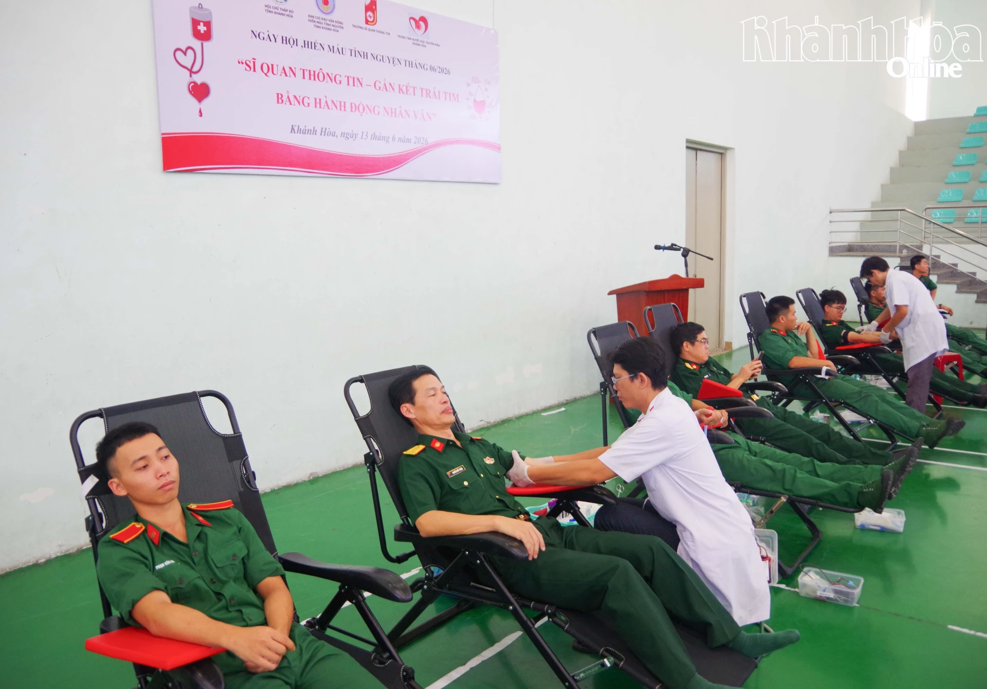 Lãnh đạo, cán bộ, học viên nhà trường tham gia hiến máu.