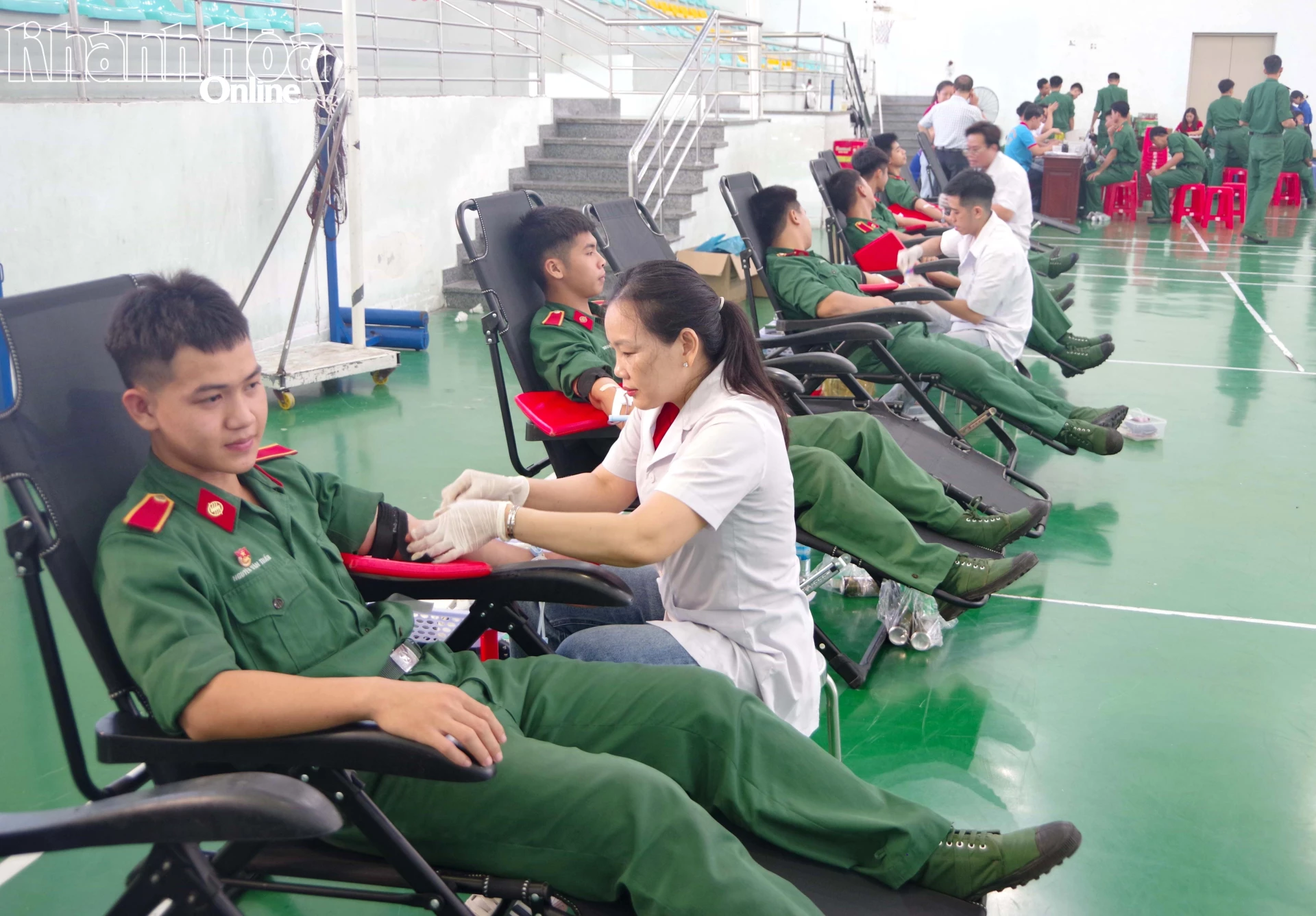 Đông đảo học viên tham gia hiến máu tình nguyện.