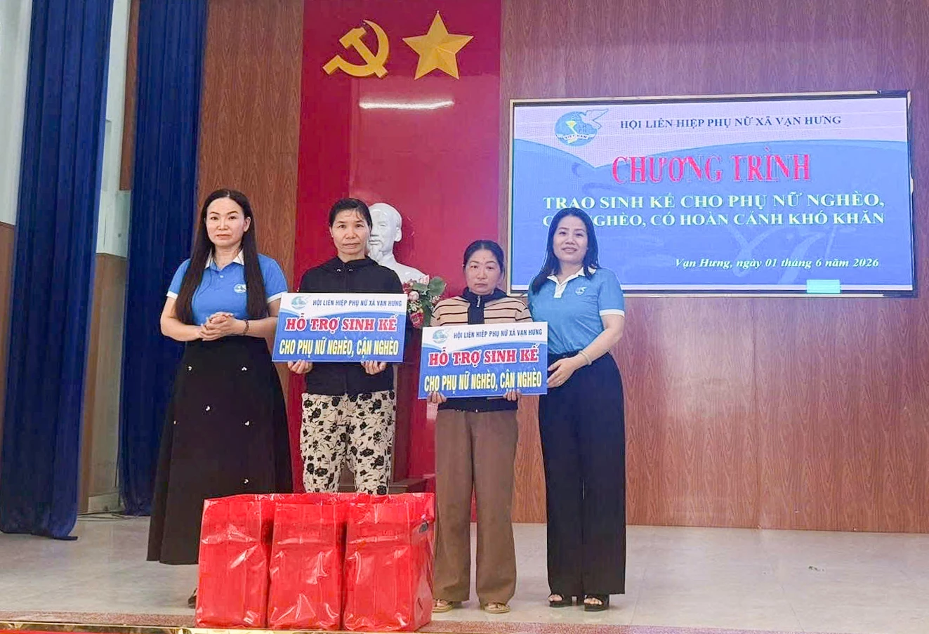 Trao phương tiện sinh kế cho hội viên phụ nữ khó khăn.