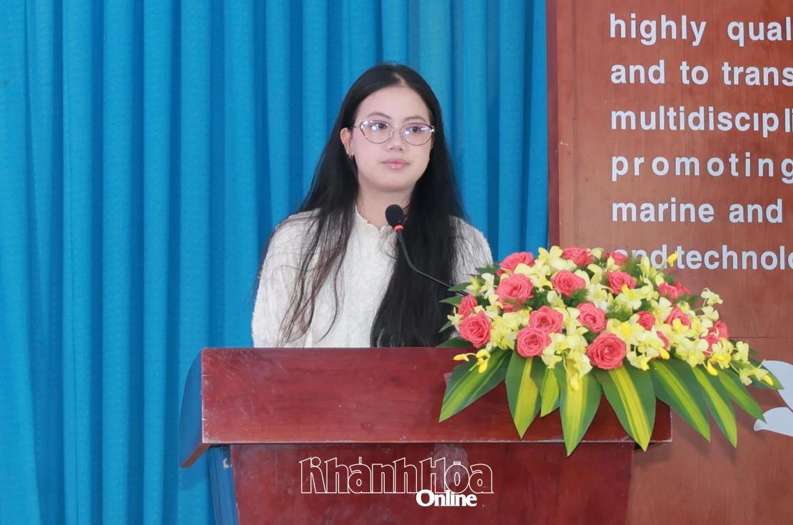 Sinh viên Trường Đại học Nha Trang phát biểu tại buổi lễ. 