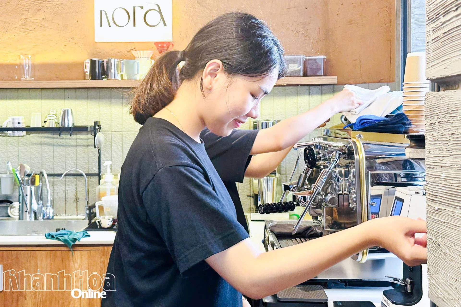 Bạn Nguyễn Thị Kim Thùy pha chế đồ uống 
cho khách hàng trong ca làm thêm.
