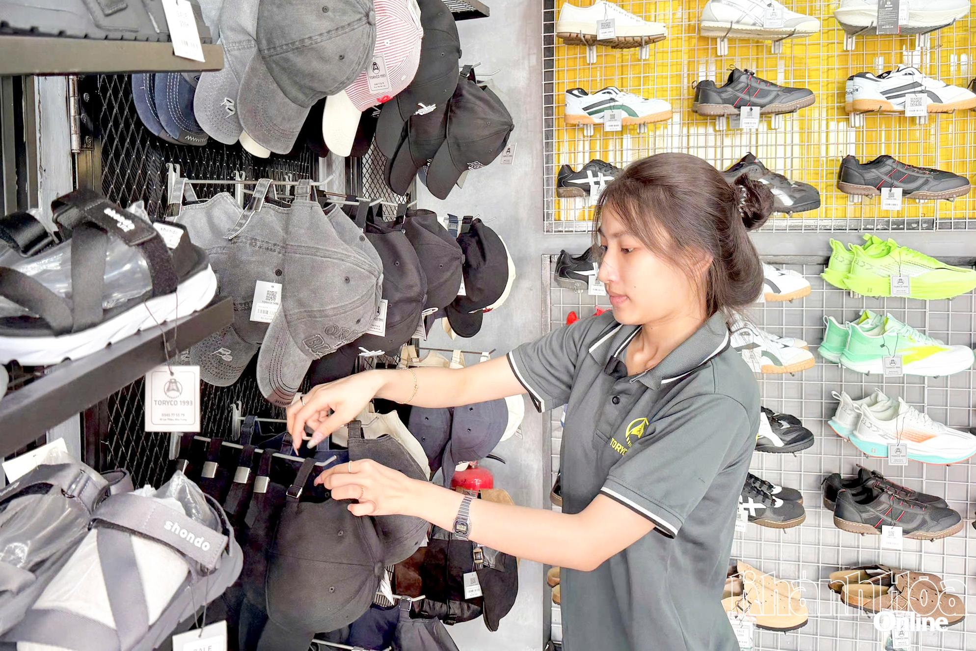 Sinh viên làm thêm 
tại  một 
cửa hàng thời trang.