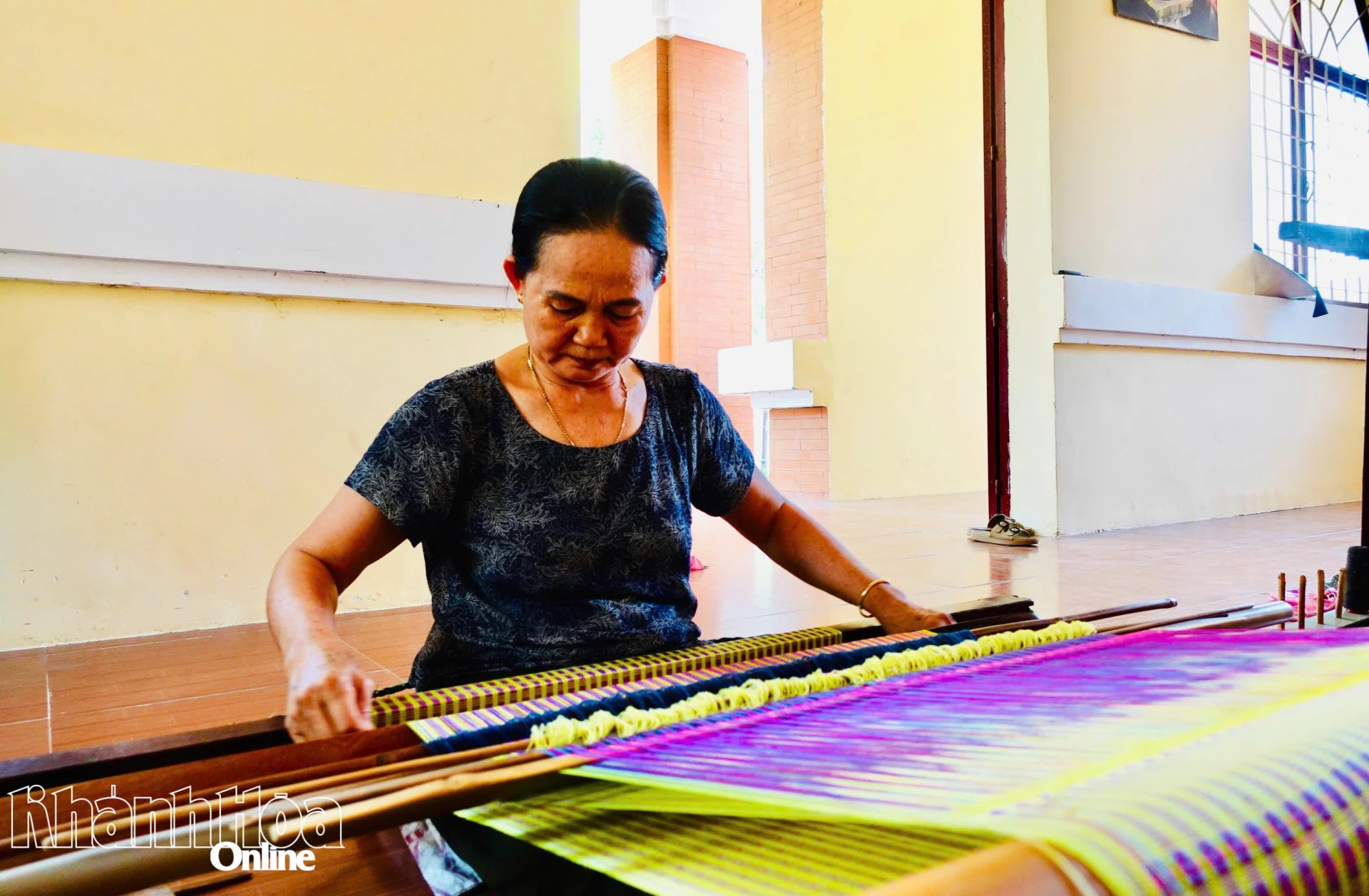 Bà Thạch Thị Loan đã có hơn 30 năm với nghề dệt thổ cẩm, nên có nhiều kinh nghiệm trong việc tạo nên những đường nét hoa văn trên tấm vải.
