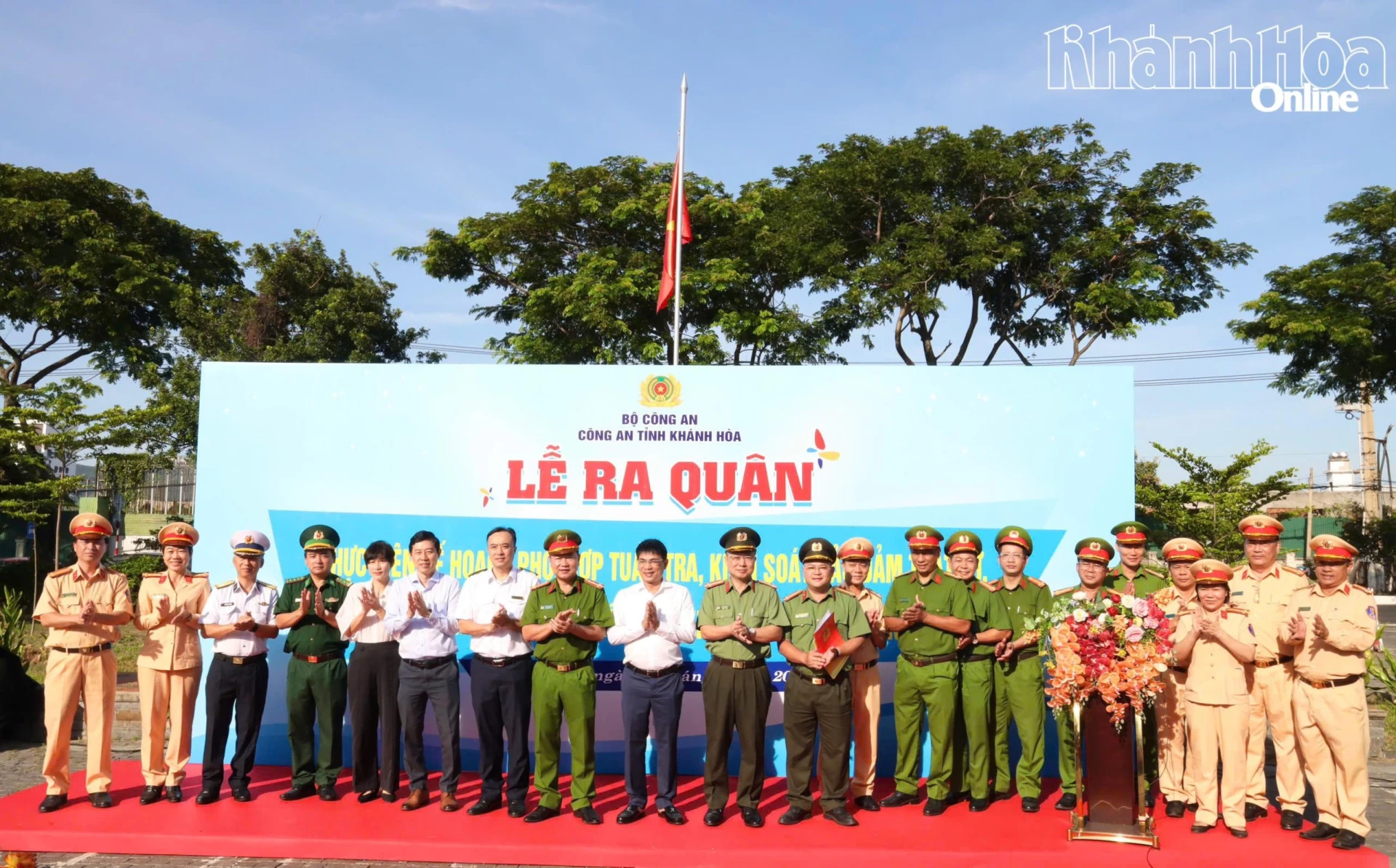 Các đơn vị, địa phương chụp hình lưu niệm tại lễ xuất quân.
