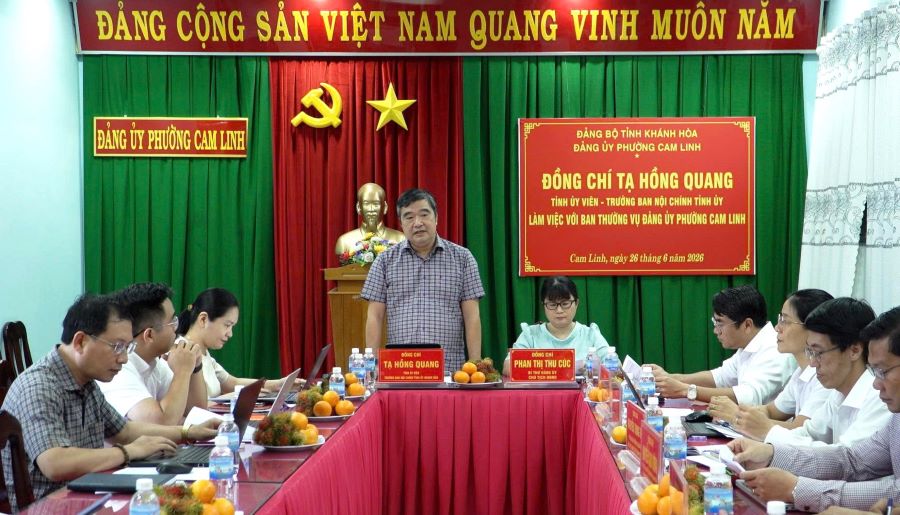 Trưởng Ban Nội chính Tỉnh ủy Tạ Hồng Quang làm việc với Đảng ủy phường Cam Linh