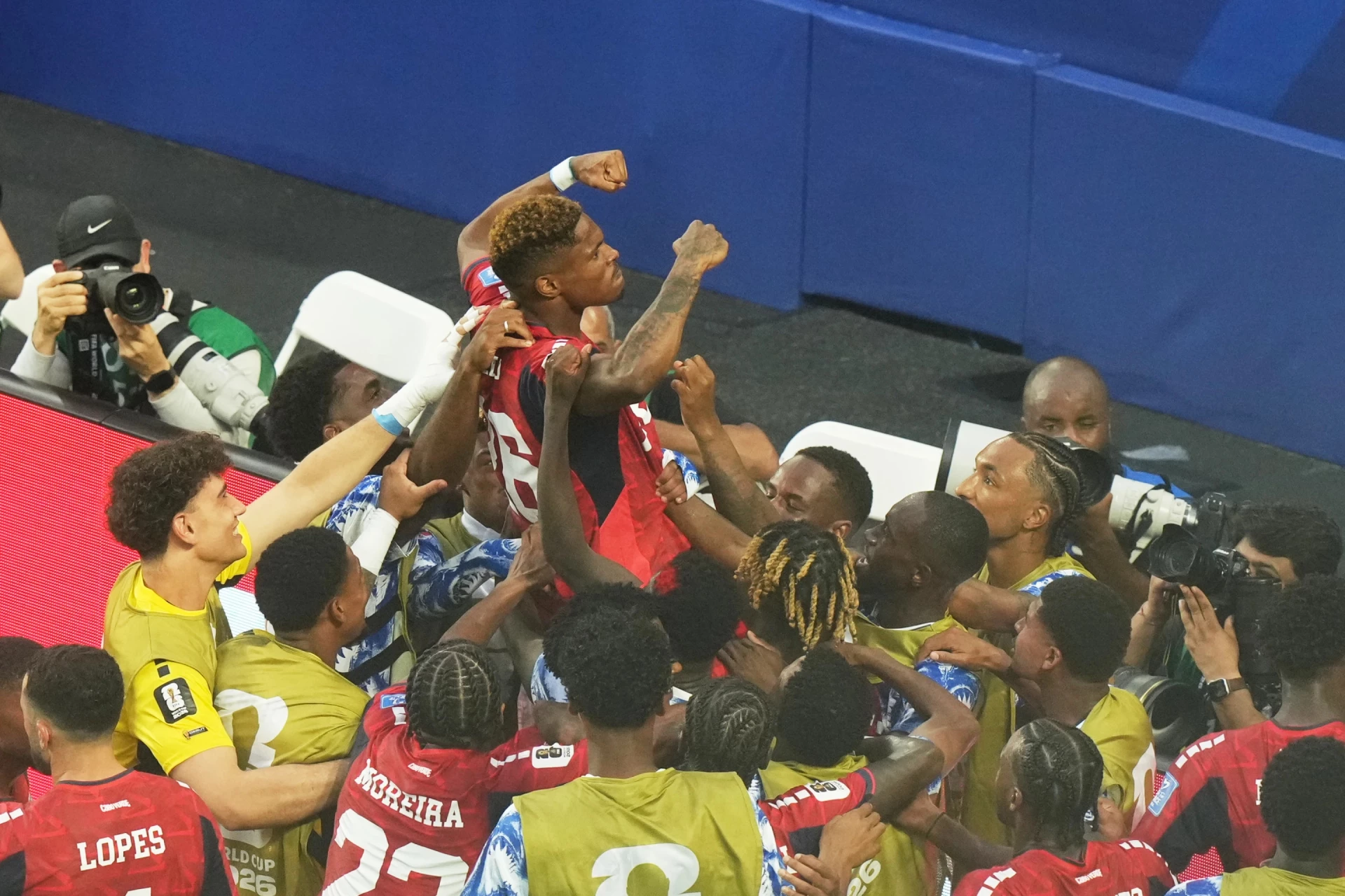 Các cầu thủ Cape Verder ăn mừng với bàn gỡ hòa 2-2 trong trận đấu với Uruguay, ảnh: AP