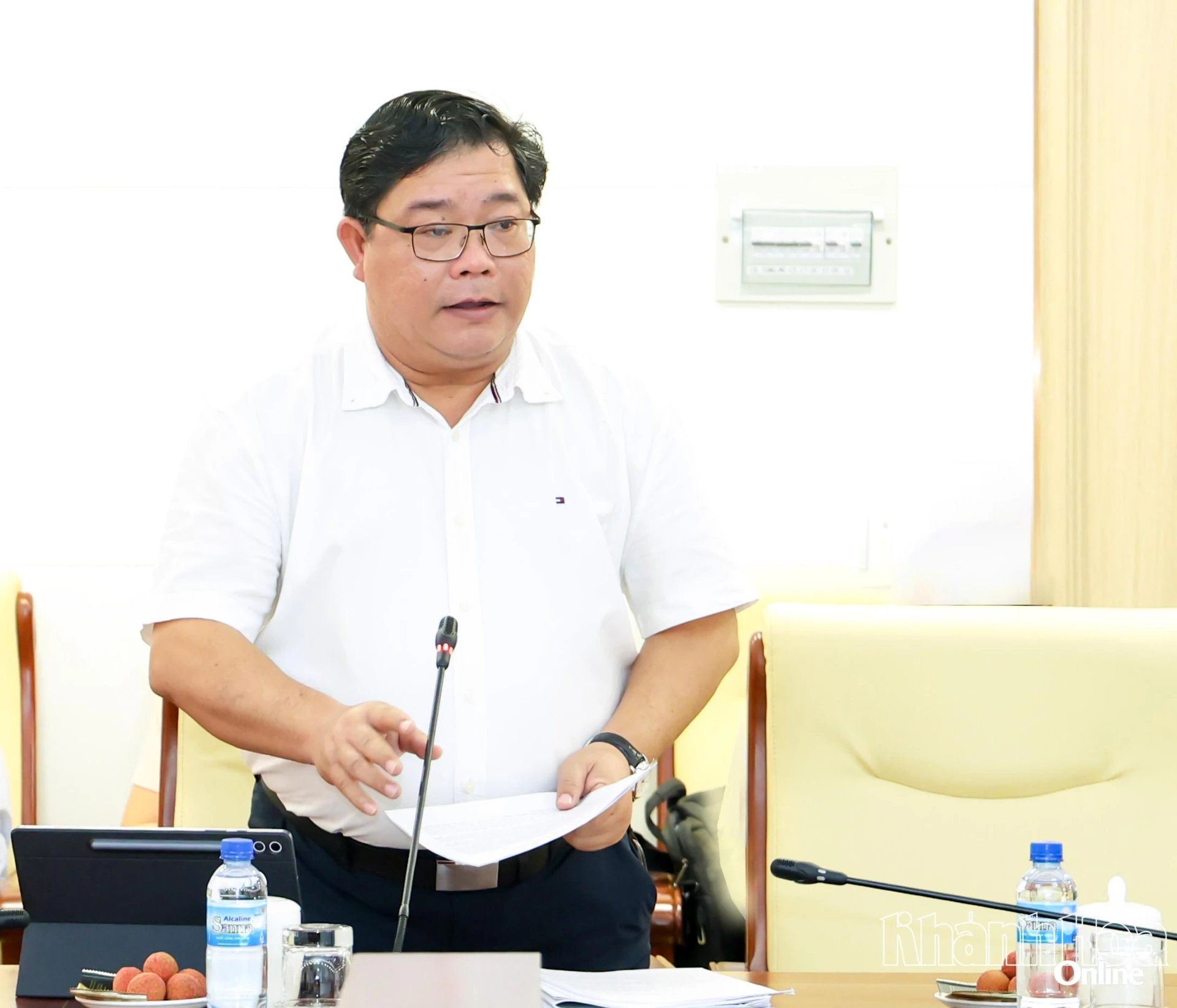 Đại diện Đảng ủy UBND tỉnh trình bày dự thảo báo cáo tình hình thực hiện kế hoạch phát triển kinh tế - xã hội 6 tháng đầu năm 2026.