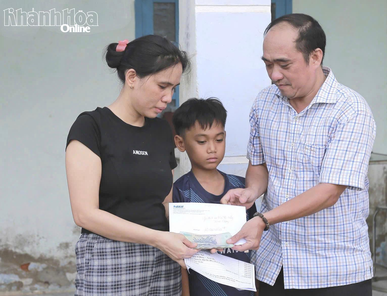 Ông Nguyễn Xuân Duy - Phó Giám đốc Báo và Phát thanh, Truyền hình Khánh Hòa trao hỗ trợ cho gia đình chị Hương.