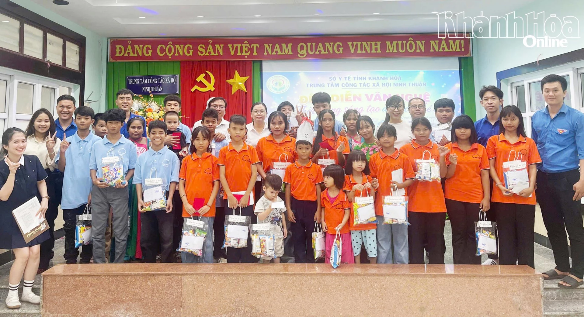 Trung tâm Công tác xã hội Ninh Thuận phối hợp với nhà hảo tâm tặng quà cho trẻ em dịp Quốc tế Thiếu nhi 1-6-2026.