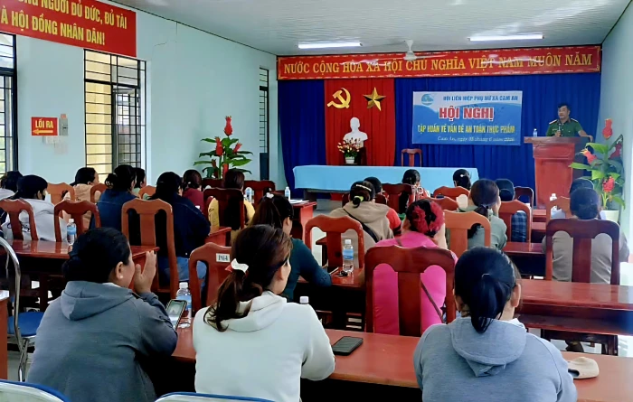 Tập huấn kiến thức về an toàn thực phẩm cho 40 phụ nữ xã Cam An