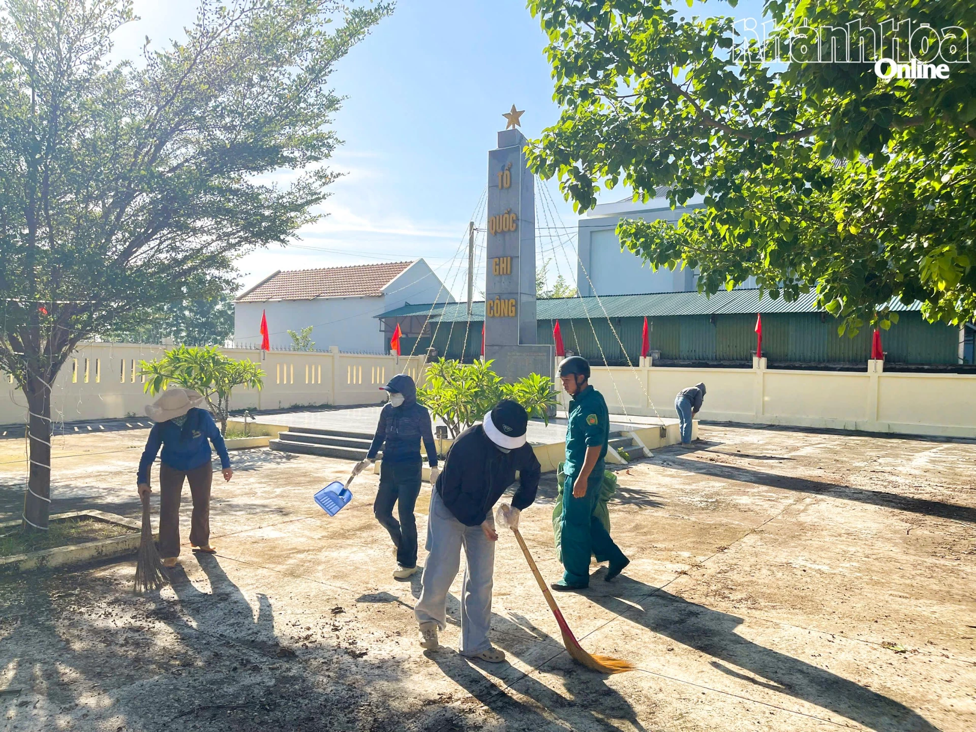 Các lực lượng tham gia dọn dẹp vệ sinh môi trường khuân viên Đài tưởng niệm các anh hùng liệt sĩ.