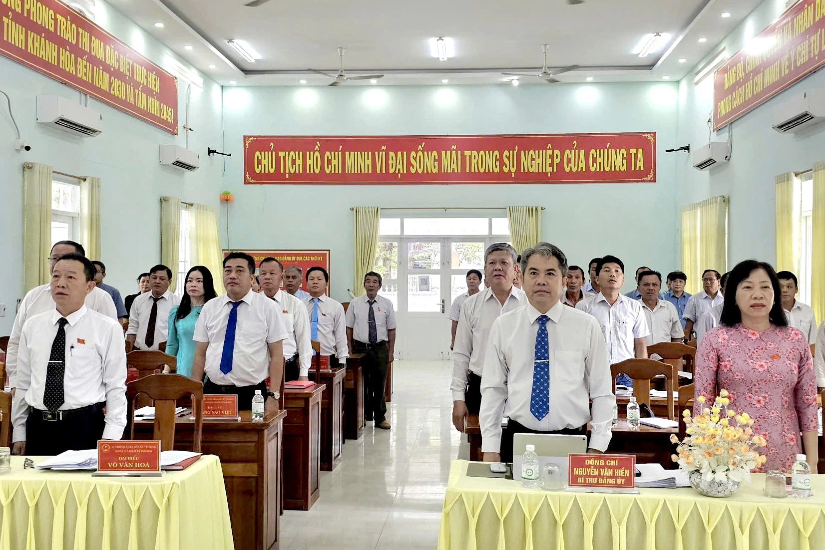 Các đại biểu thực hiện nghi thức chào cờ 