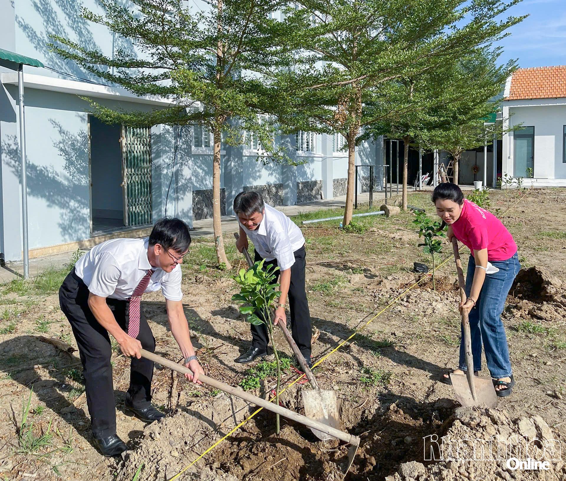 Lãnh đạo UBND xã Tu Bông trồng cây nhân dịp phát động phong trào toàn dân chung tay bảo vệ môi trường.&nbsp;