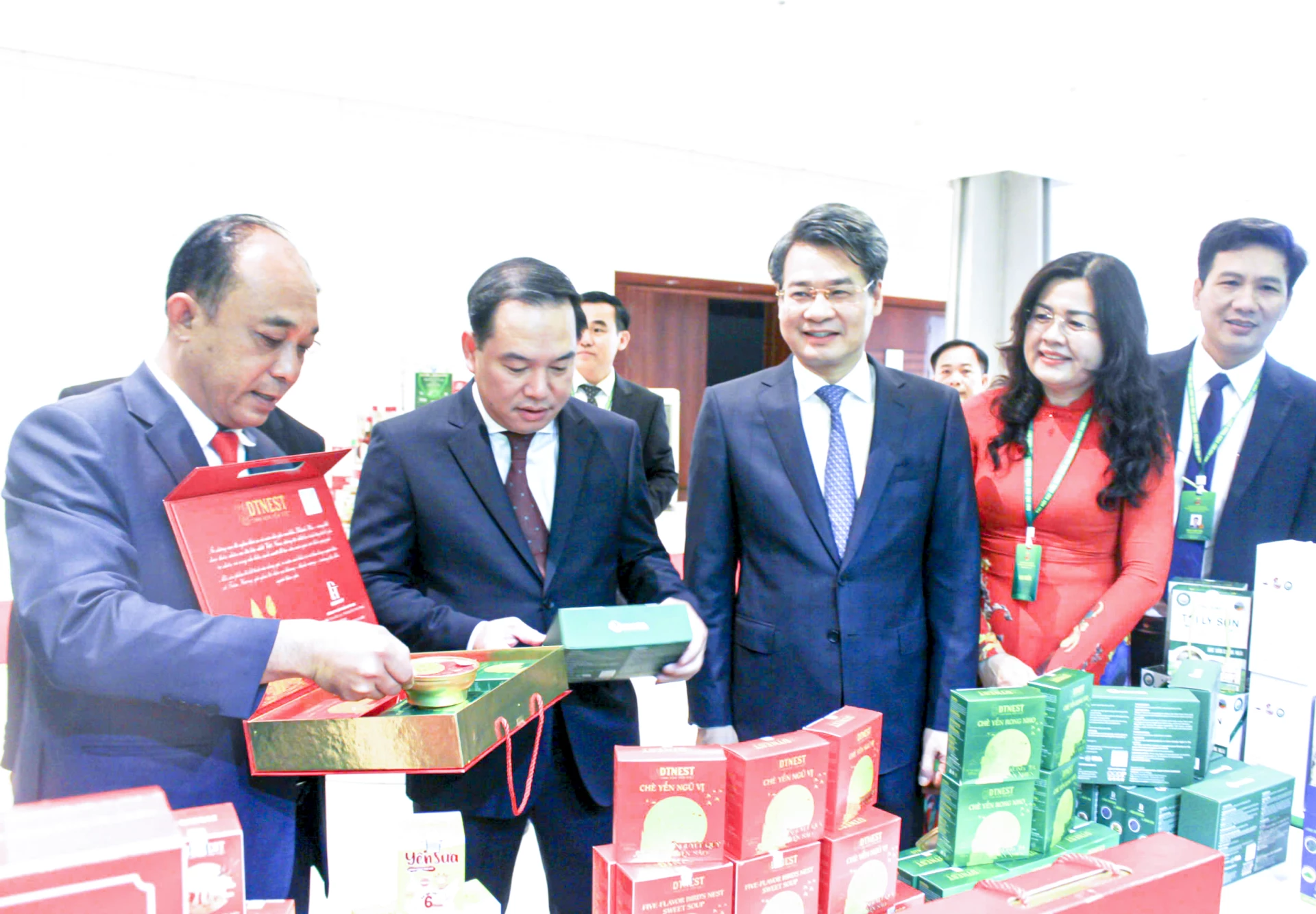 Đồng chí Nguyễn Quang Đức - Ủy viên Trung ương Đảng, Phó trưởng Ban Tuyên giáo và Dân vận Trung ương và đồng chí Hồ Xuân Trường tham quan gian hàng của nông dân Khánh Hòa bên lề đại hội. Ảnh: LÂM HIỂN