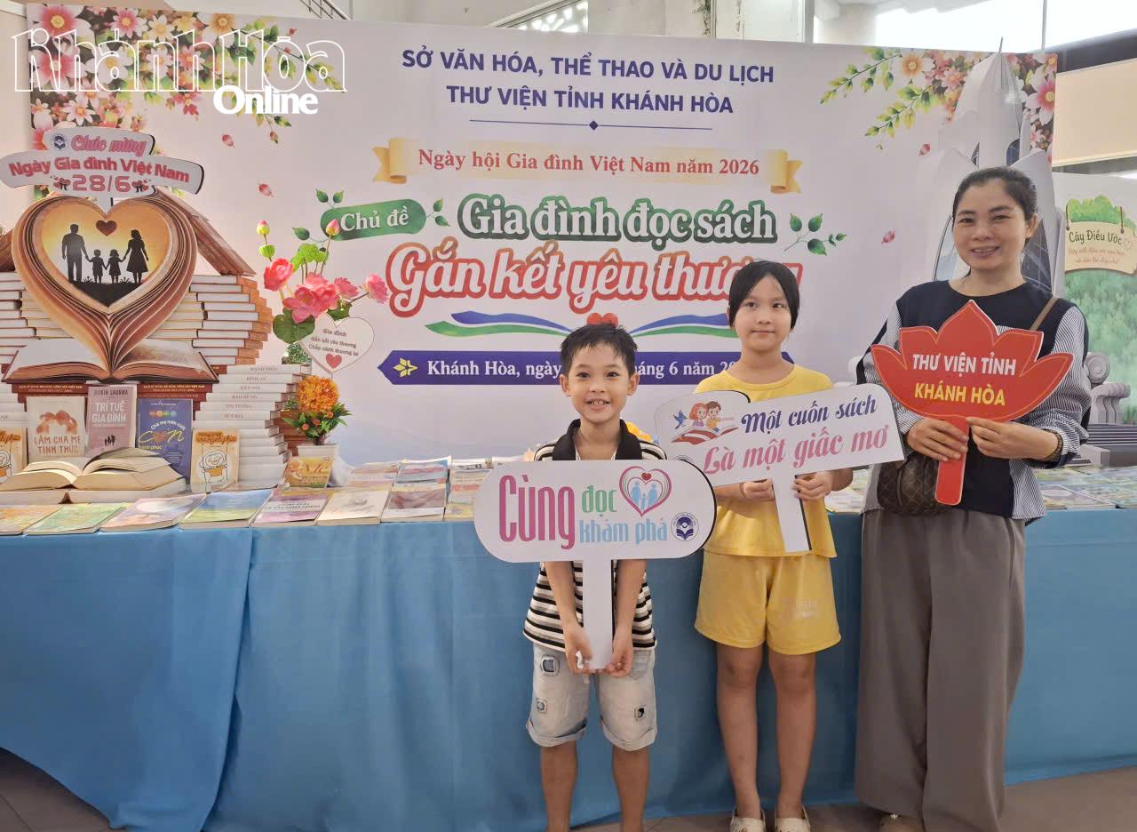 Mẹ và con chụp ảnh lưu niệm tại góc đọc sách cùng con.