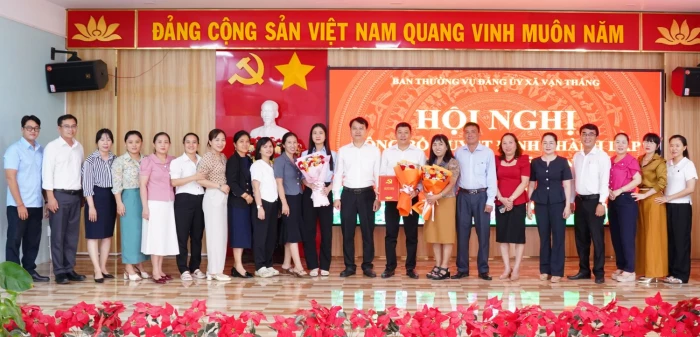 Công bố quyết định thành lập Chi bộ Trạm Y tế xã Vạn Thắng 