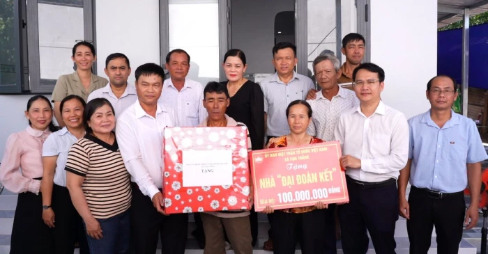 Mặt trận xã Vạn Thắng bàn giao nhà Đại đoàn kết cho hộ đặc biệt khó khăn