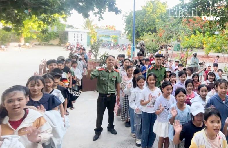 Khai giảng lớp tiếng Anh 0 đồng tại xã Vĩnh Hải