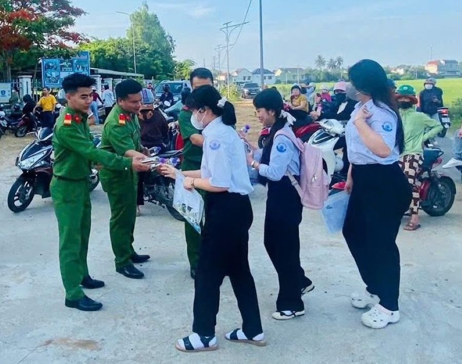 Lực lượng tình nguyện viên hỗ trợ nước cho các thí sinh dự thi THPT tại điểm thi trường THPT Nguyễn Thị Minh Khai (xã Vạn Thắng).