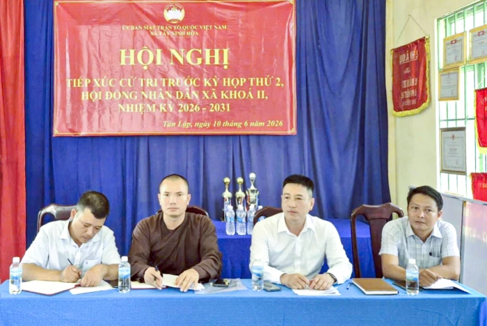 Đại biểu HĐND xã Tây Ninh Hòa tiếp xúc cử tri trước kỳ họp thứ II