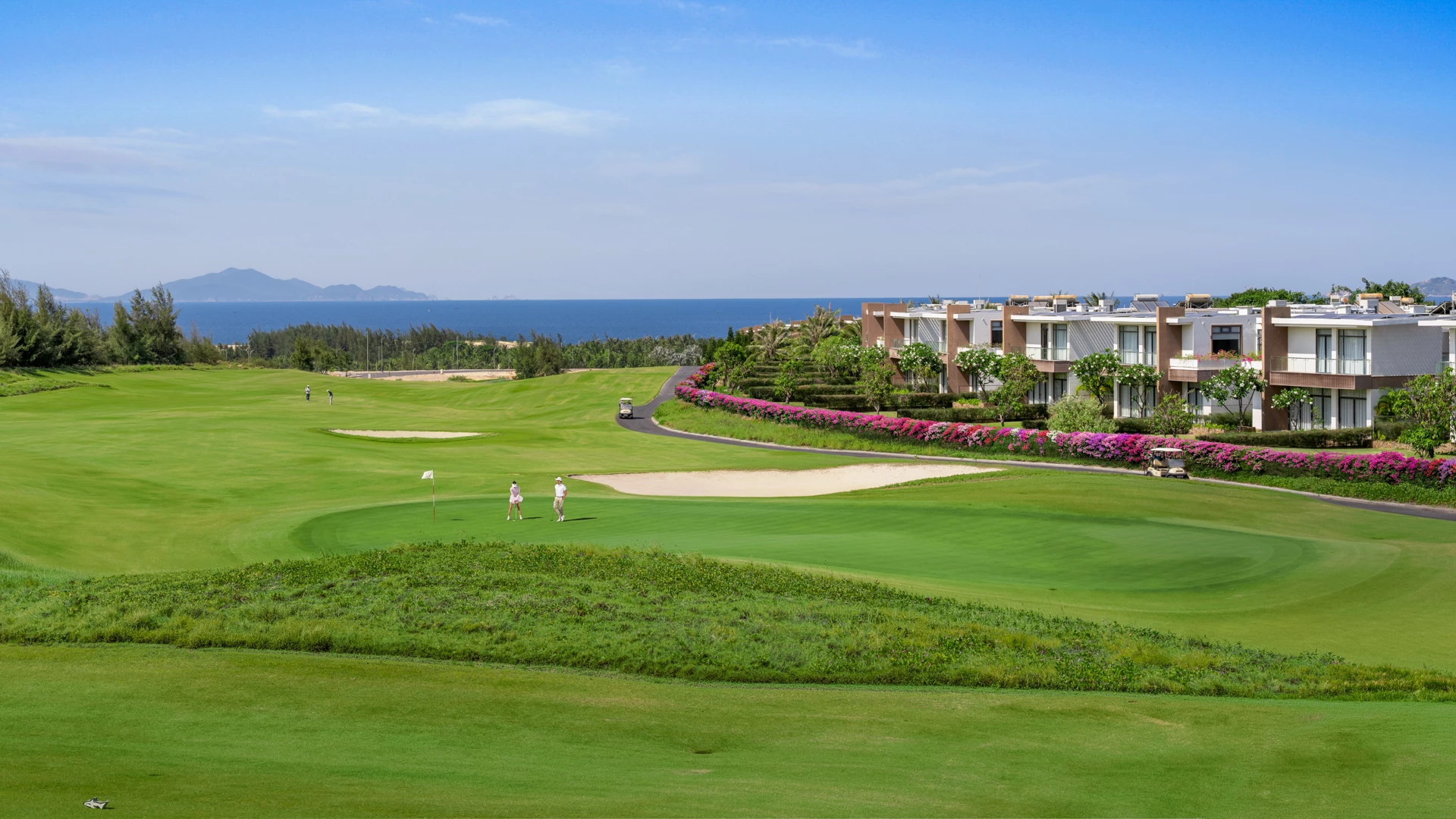 Du khách tận hưởng trải nghiệm tại sân golf chuẩn quốc tế bên vịnh biển.