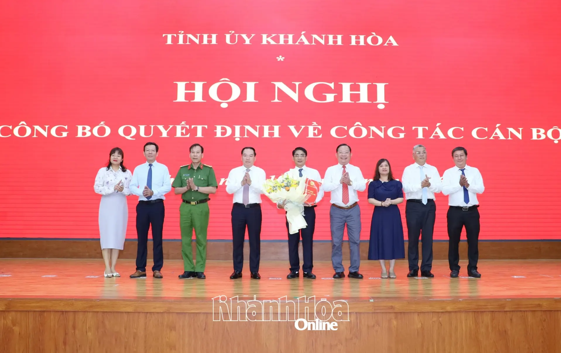 Trao quyết định của Ban Thường vụ Tỉnh ủy Khánh Hòa chuẩn y Bí thư Đảng ủy phường Nha Trang, nhiệm kỳ 2025 - 2030