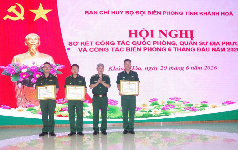 Lãnh đạo Đảng ủy Ban Chỉ huy Bộ đội Biên phòng tỉnh trao bằng khen của UBND tỉnh cho các tập thể, cá nhân xuất sắc.