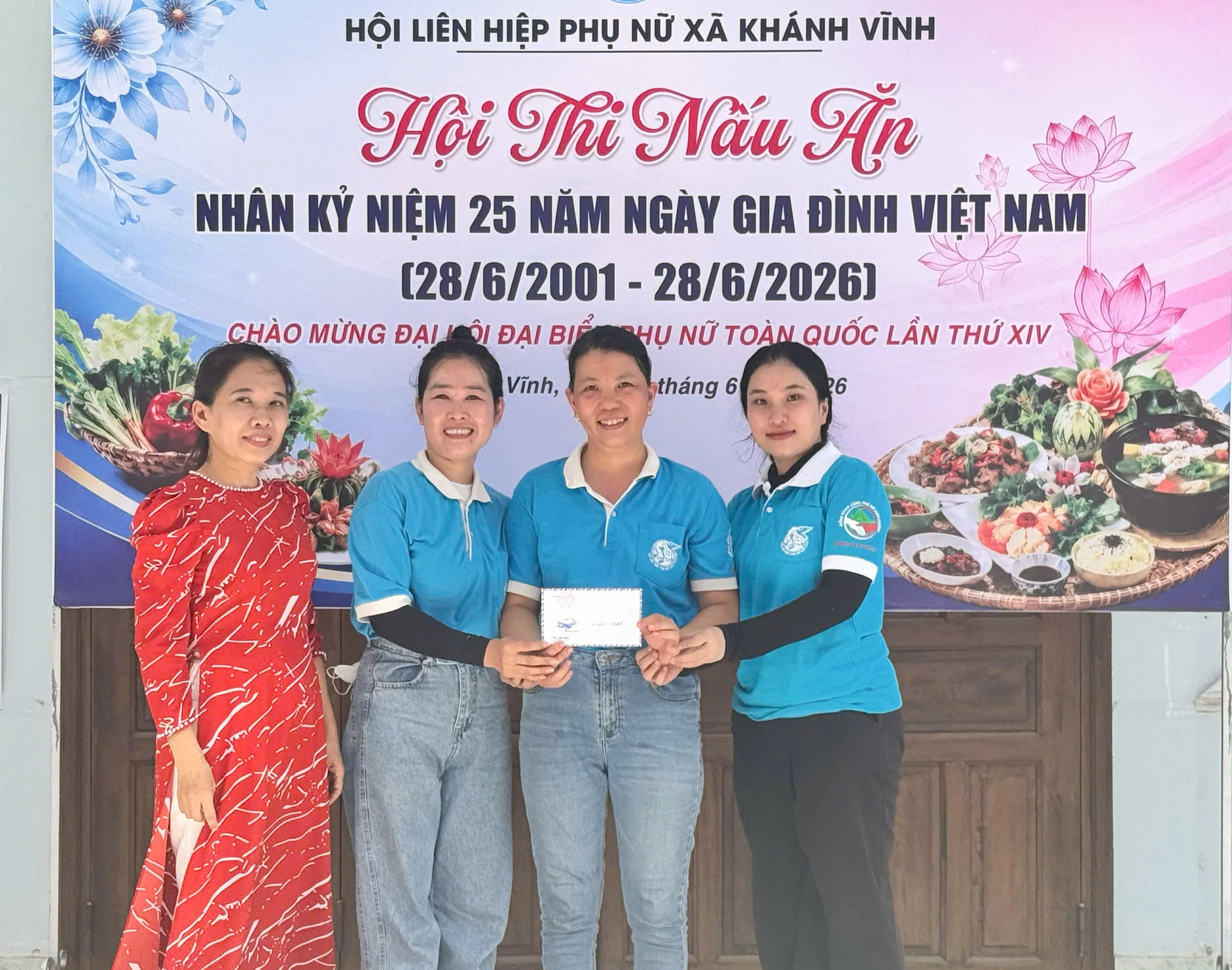 Lãnh đạo Hội Liên hiệp Phụ nữ xã trao giải nhất cho đội đạt giải.