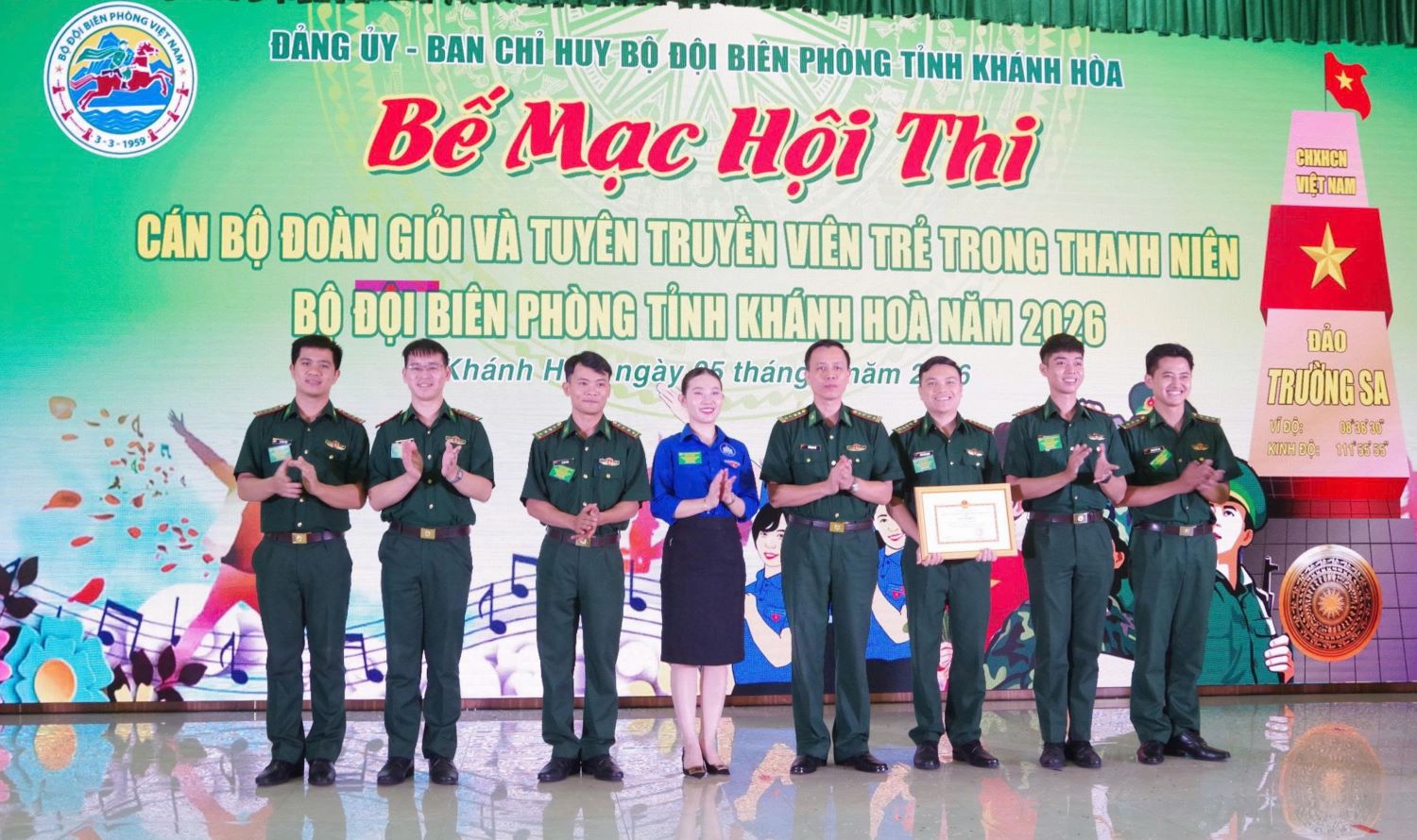 Ban tổ chức trao giải nhất cho Chi đoàn Phòng Chính trị - Ban Chỉ huy Bộ đội Biên phòng tỉnh.