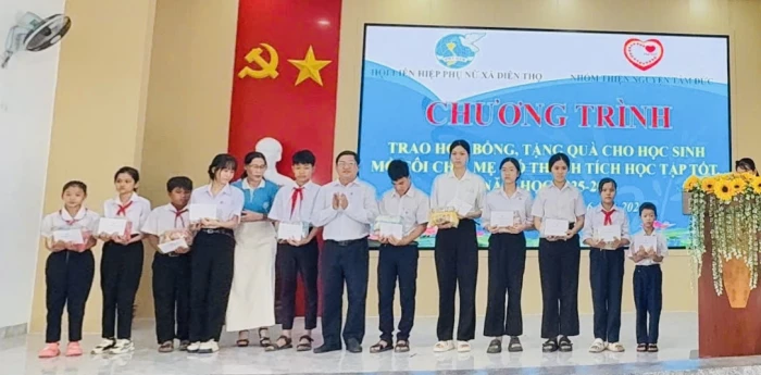 Tặng 11 suất học bổng cho học sinh mồ côi ở xã Diên Thọ