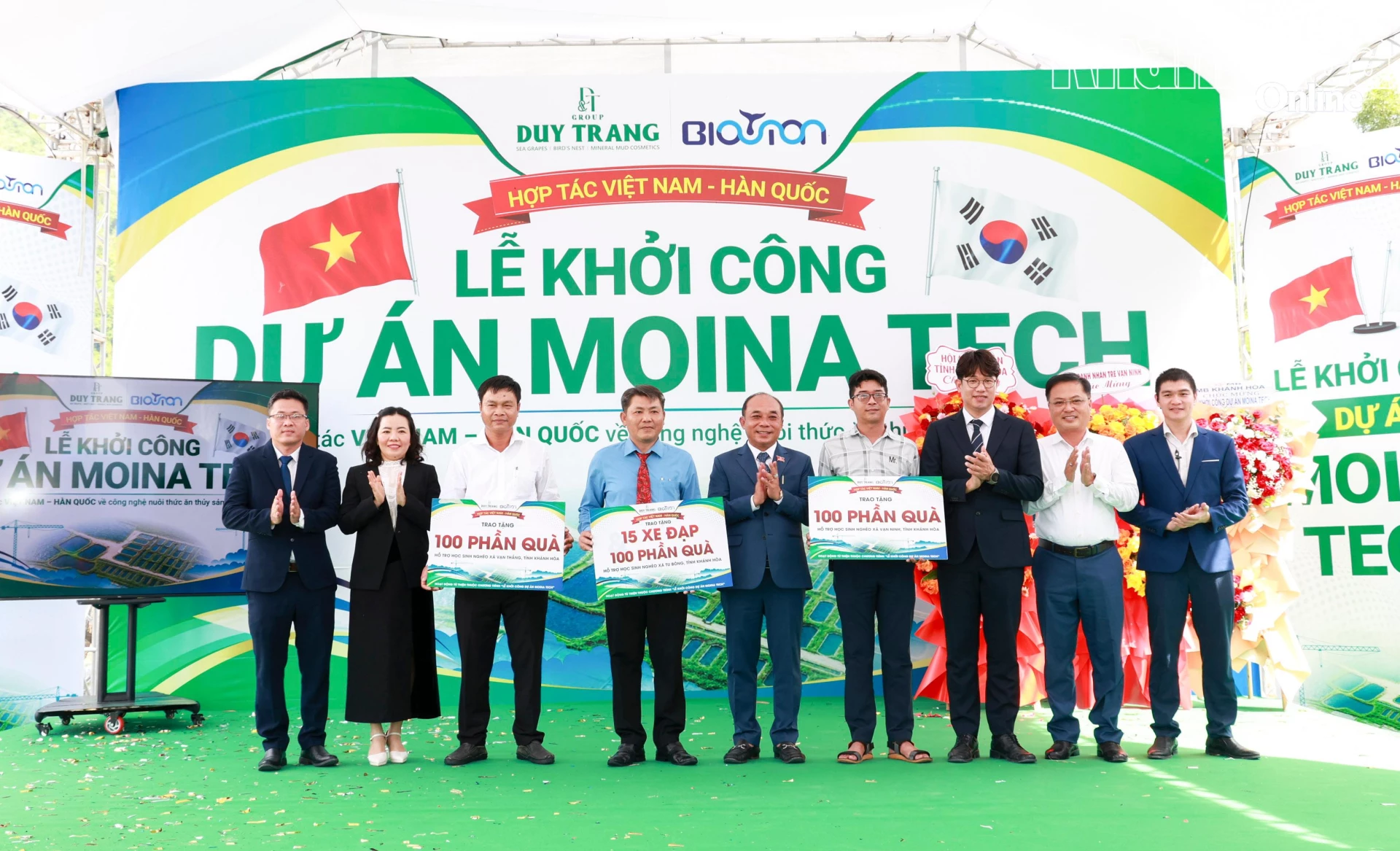 Trao biểu trưng các phần quà khuyến học tại chương trình.